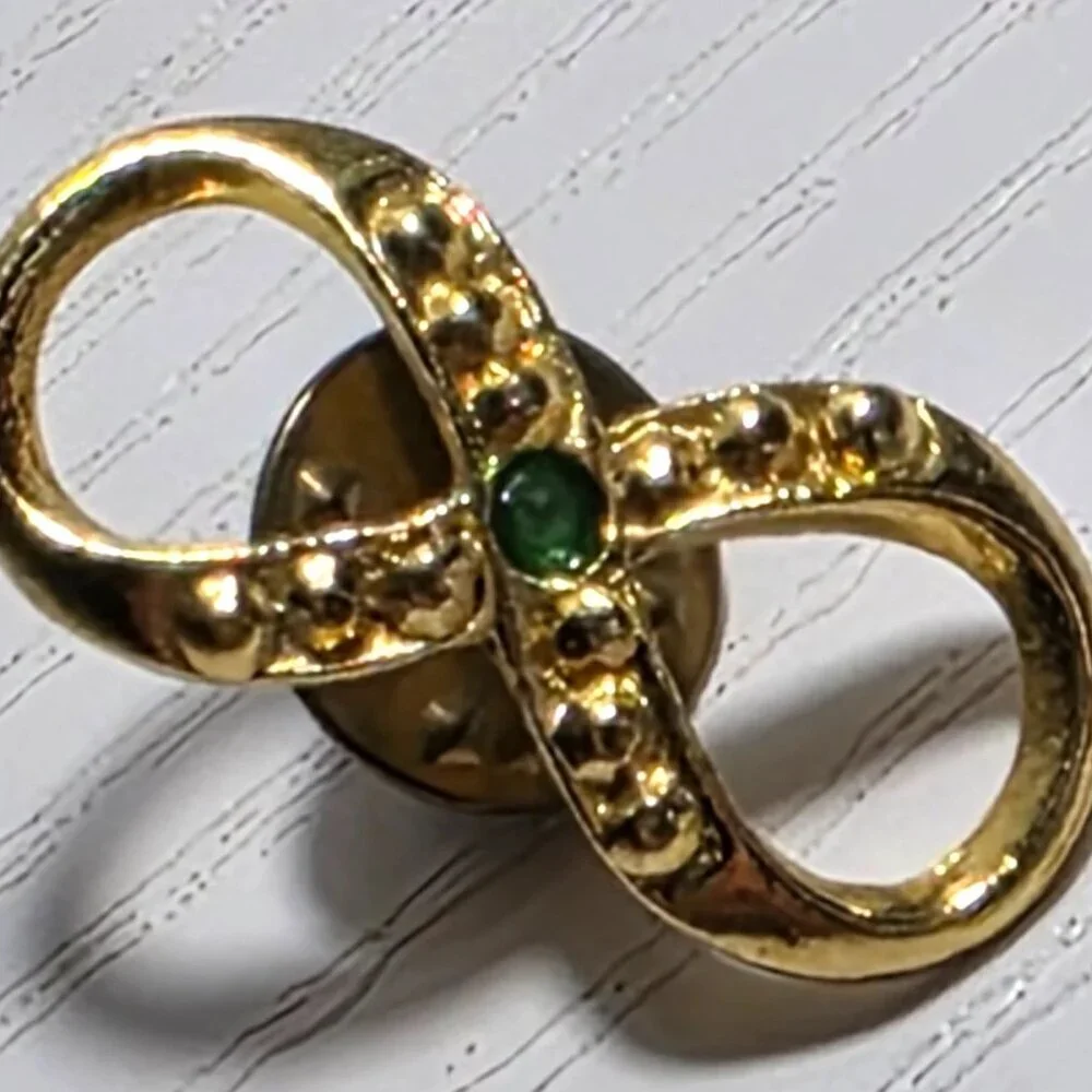 Hattie Carnegie Signed Gold-Tone Infinity Pin Green Stone 1 Inch Vintage